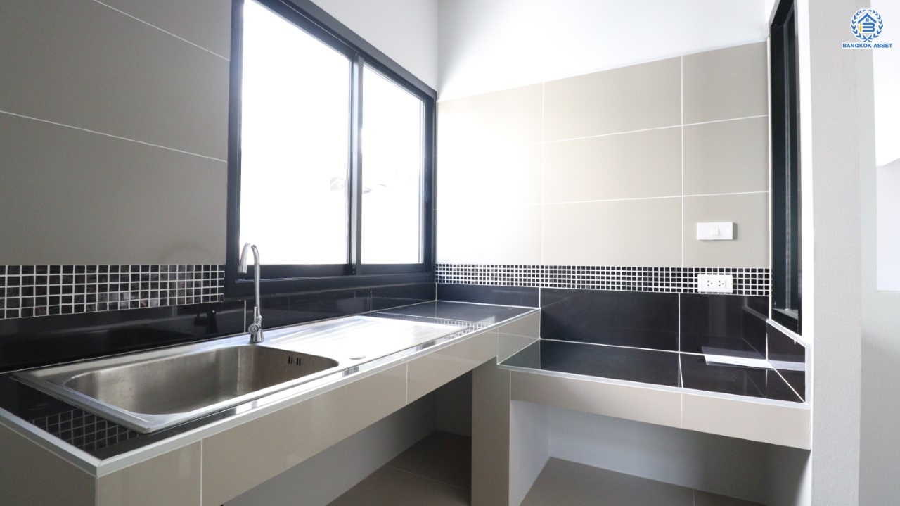 บ้านมือสองตกแต่งใหม่ ม.ราชพฤกษ์ บางบอน4 หลังมุม ตกแต่งหรูหรา ดีไซน์ Classic เนื้อที่ 103.1 ตร.ว. ฟังก์ชัน 3 ห้องนอน 3 ห้องน้ำ จอดรถได้ 4 คัน พื้นที่สนามหญ้าด้านข้างกว้างกว่า 242 ตร.ม. บนทำเลศักยภาพ เชื่อมต่อหลายเส้นทาง ใกล้เดอะมอลล์บางแค จุดขึ้นทางด่วน "เพชรเกษม" และรถไฟฟ้าสายสีน้ำเงิน "สถานีหลักสอง"